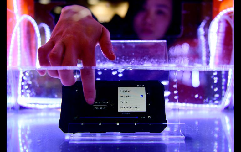 Un visitante prueba el celular a prueba de agua Nomu S50 Pro en el Congreso Mundial de Móviles de Barcelona.
