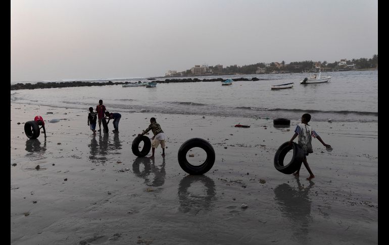 Niños juegan con llantas en la playa de Ngor, en el extremo más occidental de África, Dakar, Senegal. EFE/N. Bothma