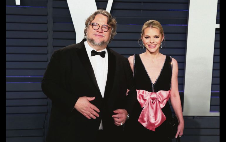 Guillermo del Toro y Kim Morgan llegaron a celebrar la “noche de oro” que vivieron los Oscar. EFE