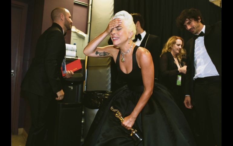 Luego de ganar el Oscar a Mejor canción original, Lady Gaga no pudo evitar derramar algunas lágrimas en el backstage. Fue uno de los momentos más especiales de la noche. AFP