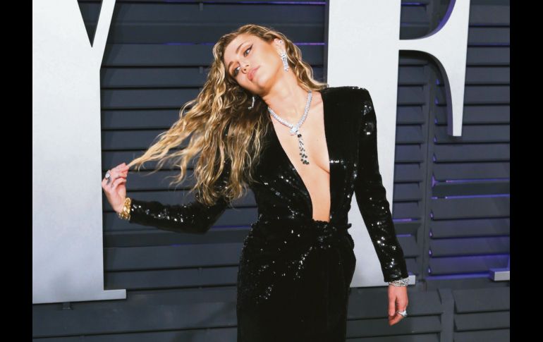 Miley Cyrus presumió figura, vestido y claro, cabellera a su paso previo a la fiesta organizada por Vanity Fair, una de las principales tras la entrega del Oscar. EFE