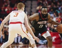 James Harden (#13) acumuló 32 juegos consecutivos anotando al menos 30 puntos. REUTERS / T. Taormina
