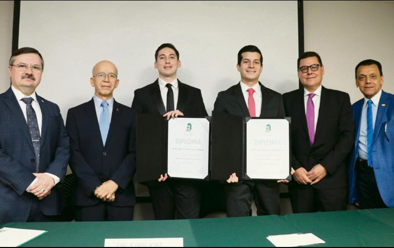 Al finalizar la entrega de diplomas a los médicos Buenrostro Aldana y López García, las autoridades dieron un reconocimiento a los médicos profesores. ESPECIAL