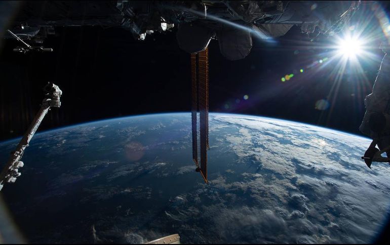 La luna de Júpiter, Europa y la luna de Saturno, Encelado, podrían tener respiraderos hidrotermales en los océanos bajo sus costras heladas. NASA/