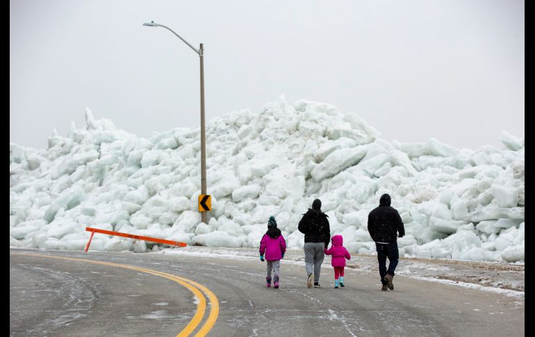 Habitantes de Fort Erie, en la región canadiense de Ontario, se acercaron a observar y tomar fotos a los montones de hielo. Imágenes del 25 de febrero. AP/The Canadian Press/T. Walton
