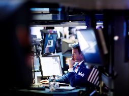 Agentes de Bolsa realizan su trabajo, este martes, en el parqué de Nueva York. EFE/J. Lane