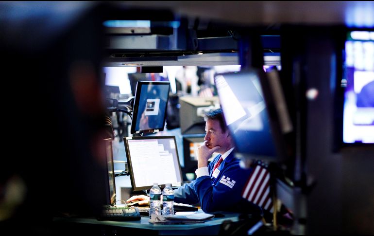 Agentes de Bolsa realizan su trabajo, este martes, en el parqué de Nueva York. EFE/J. Lane