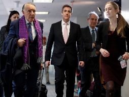 Michael Cohen (c), el ex abogado del presidente de los Estados Unidos, Donald Trump, llega al Senado para testificar a puerta cerrada. EFE/J. Lo Scalzo