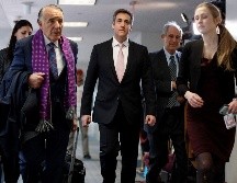 Michael Cohen (c), el ex abogado del presidente de los Estados Unidos, Donald Trump, llega al Senado para testificar a puerta cerrada. EFE/J. Lo Scalzo