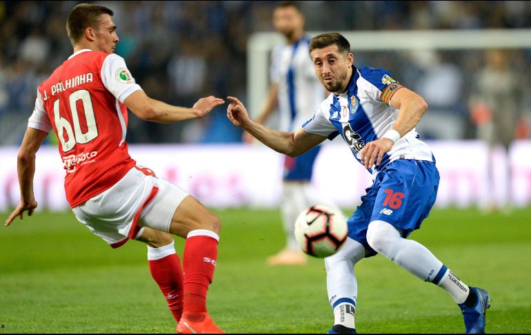Herrera (D), capitán del Porto, propició el penalti que se convirtió en el primer gol de su equipo. EFE/F. Veludo
