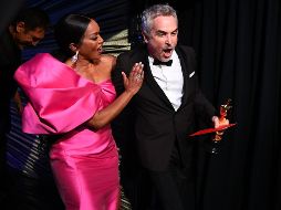 Alfonso Cuarón reacciona luego de ganar el Oscar a la Mejor película en lengua extranjera. REUTERS/M. Petit