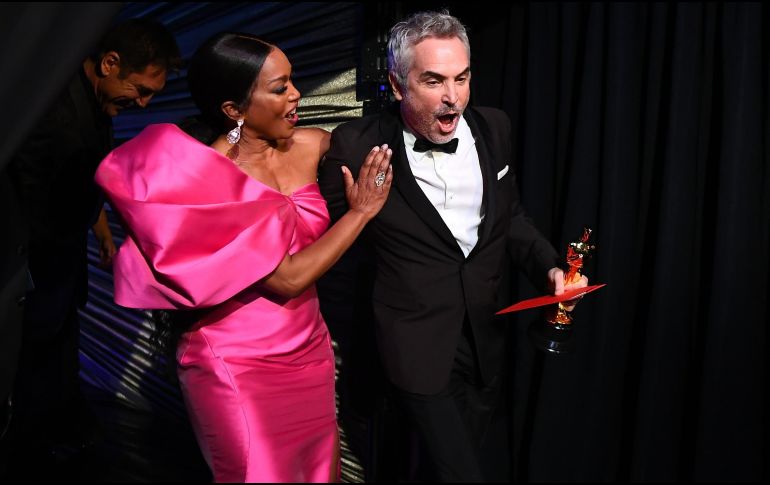 Alfonso Cuarón reacciona luego de ganar el Oscar a la Mejor película en lengua extranjera. REUTERS/M. Petit