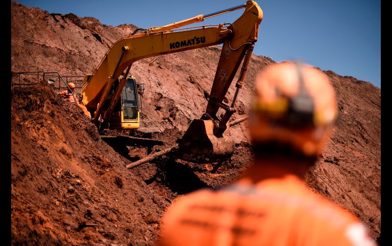 Bomberos usan maquinaria pesada en las labores de búsqueda de desaparecidos en Corrego do Feijao, Brasil, un mes después de la ruptura de una represa de la minera Vale. A la fecha se han recuperado los cuerpos de 179 vícitmas y aún han 131 personas desaparecidas. AFP/D. Magno