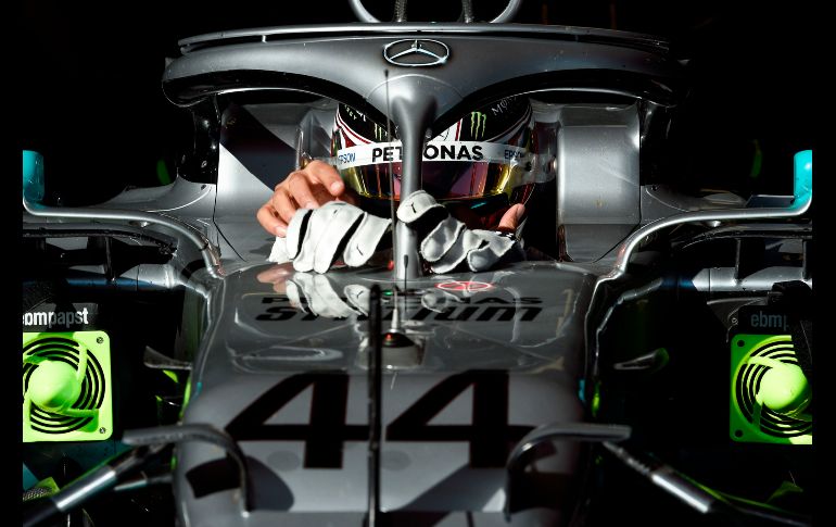 El piloto  Lewis Hamilton, de Mercedes, se quita los guantes durante las pruebas para la nueva temporada de la Fórmula 1 en Montmeló, España. AFP/L. Gene