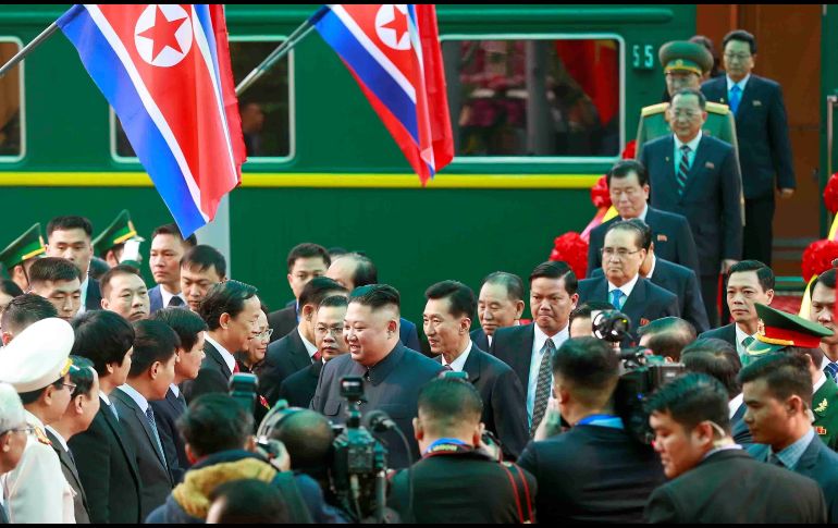 El líder norcoreano, Kim Jong-un (c), es recibido en la estación Dong Dang a su llegada a Hanoi, Vietnam. La segunda cumbre entre el presidente de Estados Unidos, Donald Trump, y Kim comenzará con una cena este miércoles. EFE