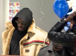 R. Kelly fue arrestado el viernes bajo cargos de abusar sexualmente de cuatro personas desde 1998. AP / WFLD