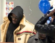R. Kelly fue arrestado el viernes bajo cargos de abusar sexualmente de cuatro personas desde 1998. AP / WFLD