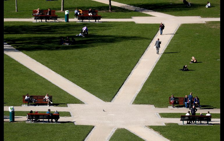 Personas disfrutan un día soleado y cálido en un parque de Bruselas, Bélgica. REUTERS/F. Lenoir