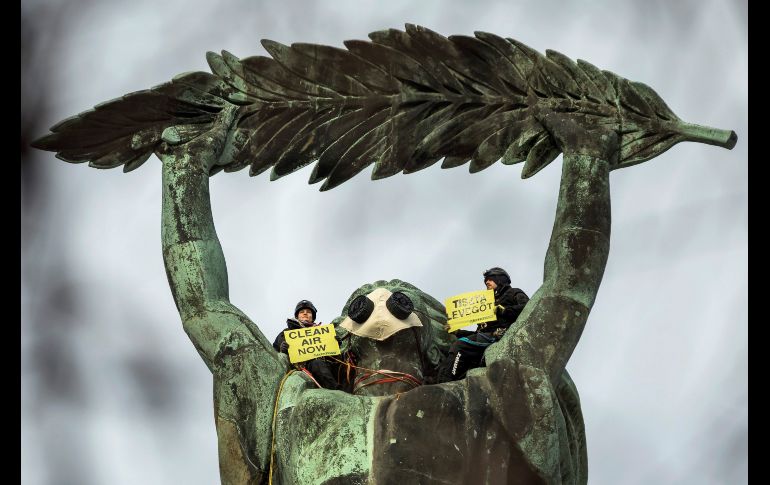 Activistas de Greenpeace protestan contra la contaminación ambiental subidos en la estatua de la Libertad de Budapest, Hungría. EFE/ B. Mohai