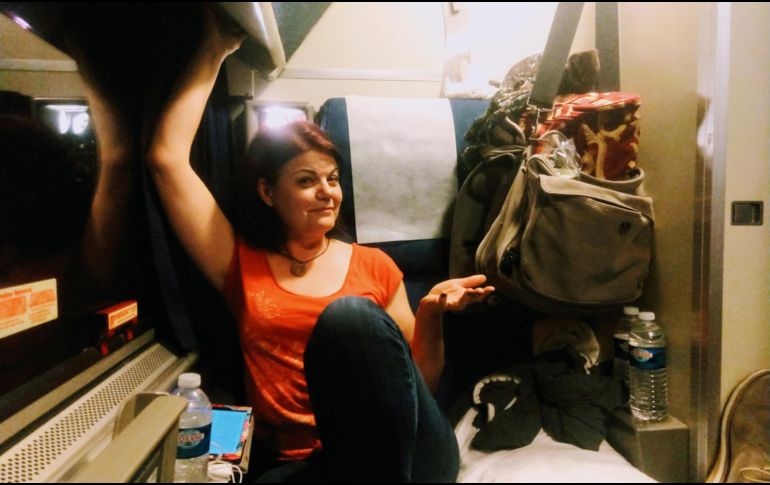 Tracy Rhodes, una de las pasajeras, posa sentada en un dormitorio que compartió con su hermano dentro del tren. AP/T. Rhodes