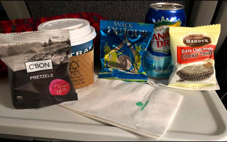 Una de las personas muestra la comida que consumieron mientras el tren estuvo detenido. AP/E. Wyrick