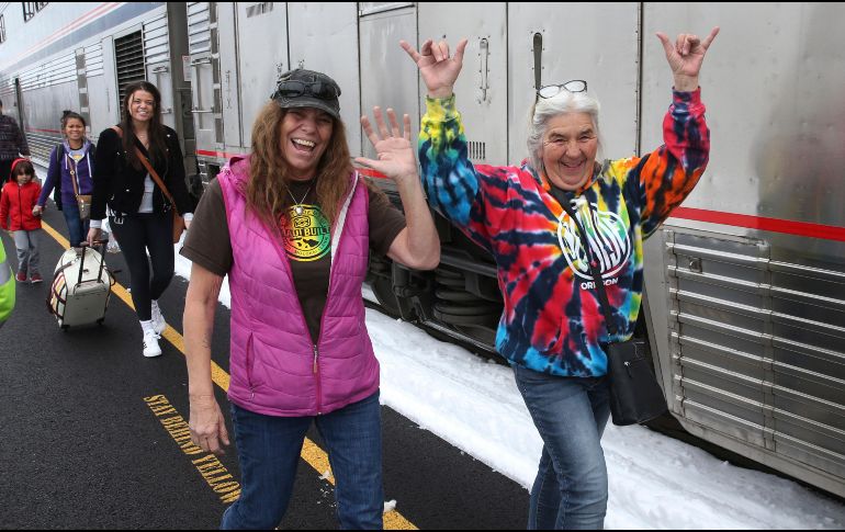 El martes por la mañana el tren volvió a moverse y se dirigió a Eugene, donde la Cruz Roja estaba esperando en la estación para asistir a los pasajeros. AP/C. Pietsch