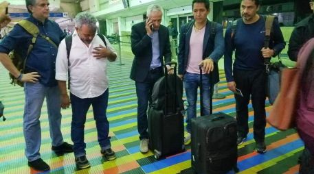 Fotografía cedida por el equipo de Univisión en Venezuela, donde se observa al equipo periodístico de esa cadena hispana liderado por el periodista Jorge Ramos (c). EFE/UNIVISIÓN