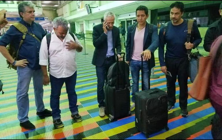 Fotografía cedida por el equipo de Univisión en Venezuela, donde se observa al equipo periodístico de esa cadena hispana liderado por el periodista Jorge Ramos (c). EFE/UNIVISIÓN