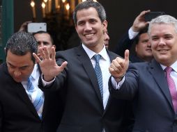 Guaidó (c) ha sido reconocido como presidente interino por varios países. REUTERS/L. González