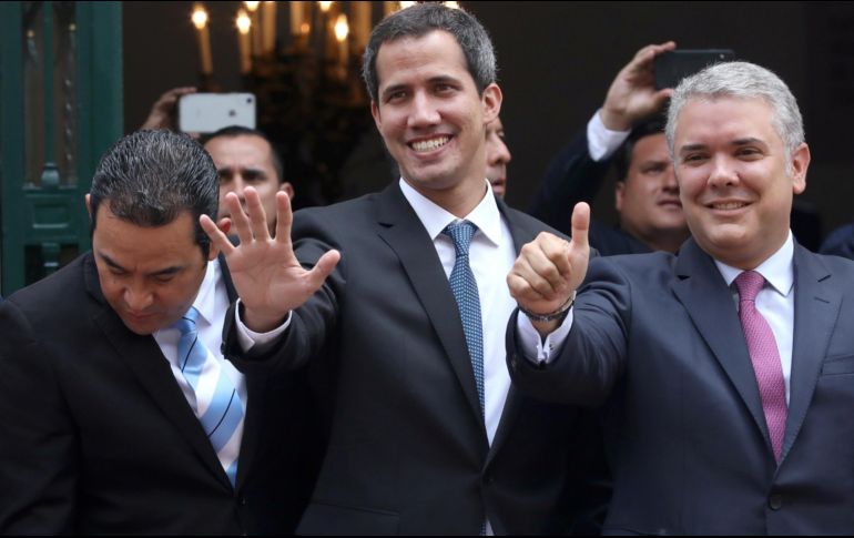 Guaidó (c) ha sido reconocido como presidente interino por varios países. REUTERS/L. González