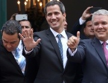 Guaidó (c) ha sido reconocido como presidente interino por varios países. REUTERS/L. González