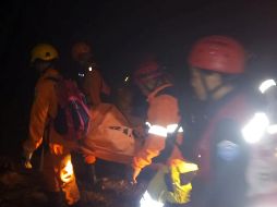 Los equipos de rescate continúan esta mañana trabajando en una zona escarpada y boscosa. REUTERS/H. Basarnas