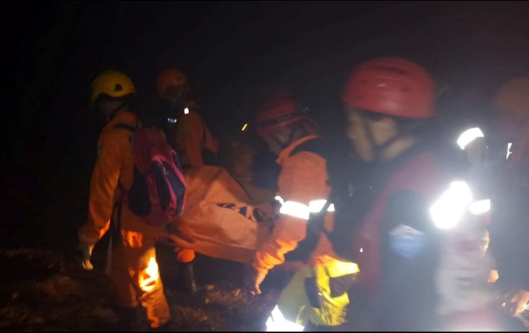 Los equipos de rescate continúan esta mañana trabajando en una zona escarpada y boscosa. REUTERS/H. Basarnas