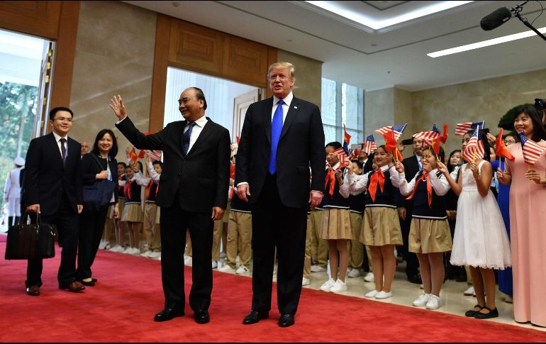 El presidente estadounidense Donald Trump camina con el primer ministro de Vietnam, Nguyen Xuan Phuc, para su reunión en la oficina gubernamental antes de la segunda cumbre entre Corea del norte y EU. AFP/M. Vatsyayana