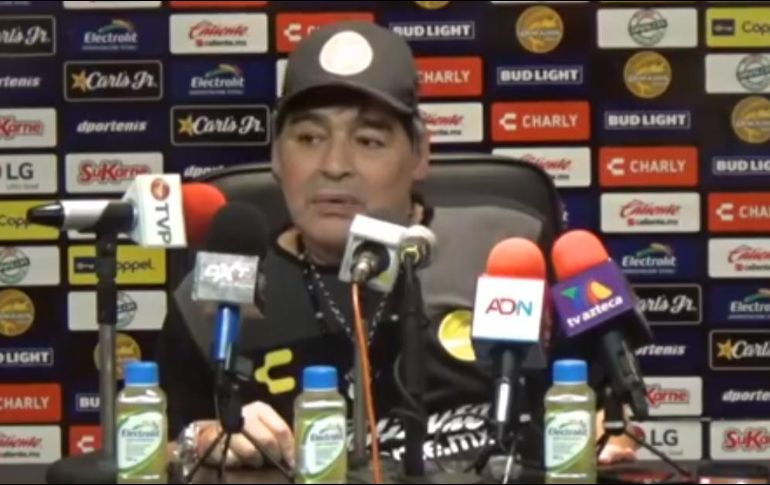 Maradona dijo que le dedicaba la victoria de este martes a sus jugadores que, según su opinión, abrumaron al Atlas. FACEBOOK/doradosfc