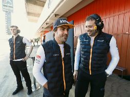 Fernando Alonso (izq.) fue un espectador de los ensayos ayer en Barcelona. MCLAREN / LAT IMAGES