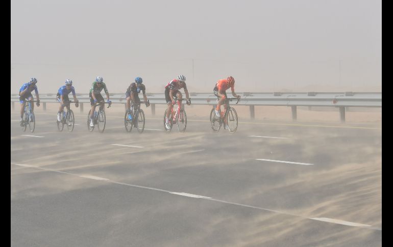 Ciclistas compiten en la cuarta etapa del tour de Emiratos Árabes Unidos en Hatta. AFP/G. Cacace