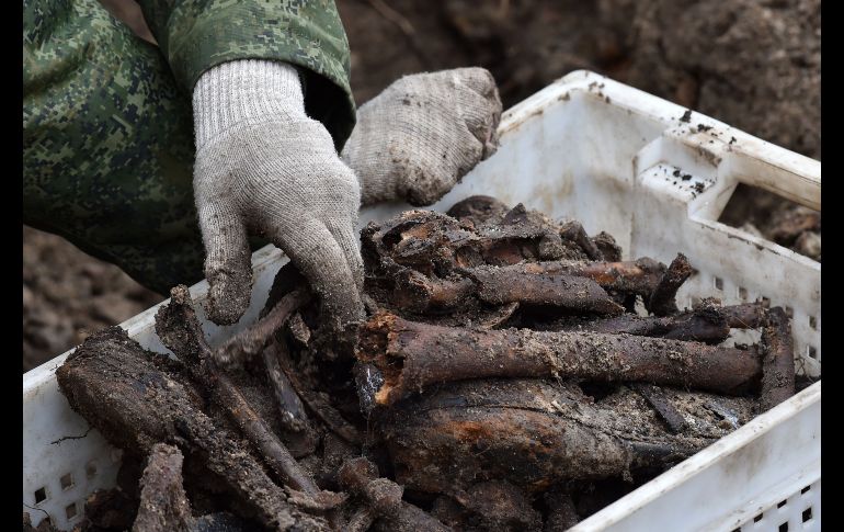 Excavaciones en una fosa común para prisioneros judíos, hecha por nazis durante la Segunda Guerra Mundial en la actual Brest, Bielorrusia. El sitio fue descubierto durante obras de construcción. AFP/S. Gapon