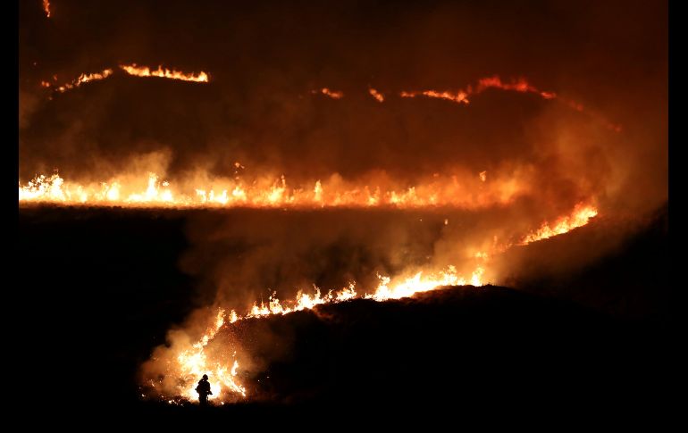 Un incendio se registra en la pradera de Saddleworth, cerca de la población inglesa de Diggle. REUTERS/J. Super