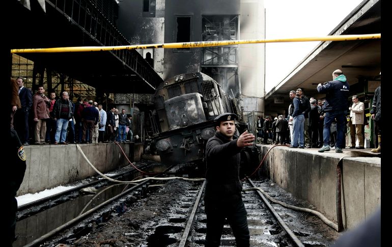 Los daños en uno de los andenes de la estación de tren central en El Cairo, Egipto, tras una explosión. Al menos 20 personas han muerto y decenas han resultado heridas luego de que un tren chocó con una barrera y explotó el tanque de combustible. AP/N. El-Mofty