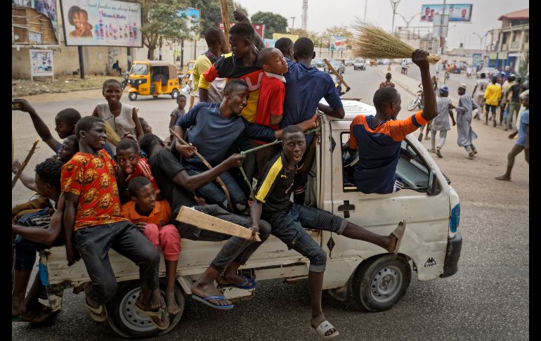 Seguidores del presidente de Nigeria, Muhammadu Buhari, siguen a una marcha en Kano para celebrar su triunfo en las elecciones, que le permitirán un segundo mandato. AP/B. Curtis