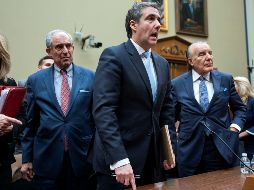Michael Cohen (c), ex abogado personal de Donald Trump, toma un receso mientras testifica en el Comité de Supervisión y Reforma de la Cámara Baja. EFE/J. Scalzo