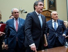 Michael Cohen (c), ex abogado personal de Donald Trump, toma un receso mientras testifica en el Comité de Supervisión y Reforma de la Cámara Baja. EFE/J. Scalzo