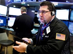 Agentes de Bolsa realizan su trabajo, este martes, en el parqué de Nueva York. EFE/J. Lane