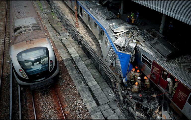 Bbomberos trabajan en el lugar donde dos trenes colisionaron frontalmente este miércoles, en Río de Janeiro. EFE/M. Sayao