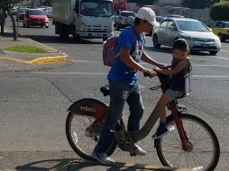Omar Romo, es uno de los usuarios de MiBici que diariamente utiliza el servicio para transportarse y suele encontrarse circulando a un hombre quien lleva a su hija sentada en la parrilla. ESPECIAL/ O. Romo
