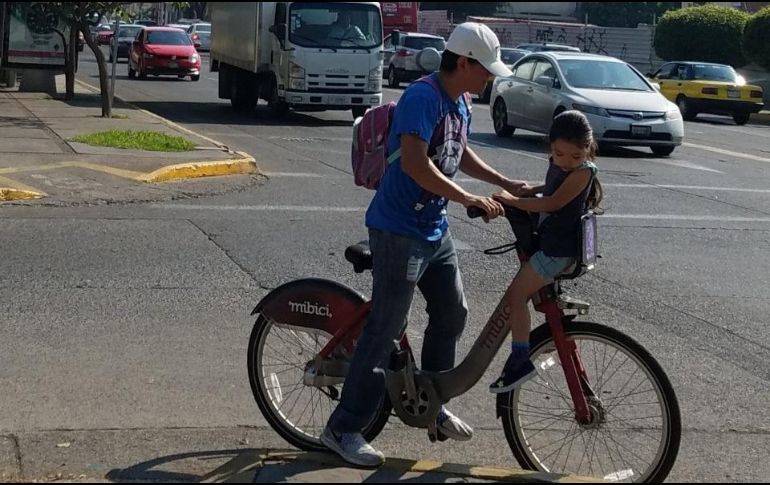 Omar Romo, es uno de los usuarios de MiBici que diariamente utiliza el servicio para transportarse y suele encontrarse circulando a un hombre quien lleva a su hija sentada en la parrilla. ESPECIAL/ O. Romo