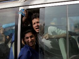 Presos políticos son fotografiados después de ser liberados de la prisión 