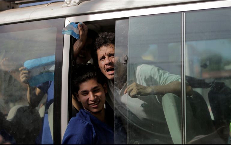 Presos políticos son fotografiados después de ser liberados de la prisión 