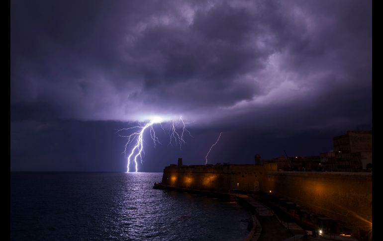Un relámpago cae en el mar cerca del Fuerte San Elmo, durante una tormenta en Valletta, Malta. REUTERS/D. Zammit